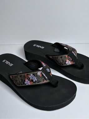 Teva Size 7 Mush Wedge Flip Flops Black Floral Platform Sandals Women’s 6139